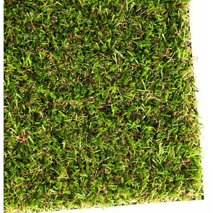 Kunstrasen Oxford - 1.900 x 200 cm, Grün - Nahaufnahme von Kunstrasen mit grünen und braunen Fasern, ideal für Gärten und Terrassen.