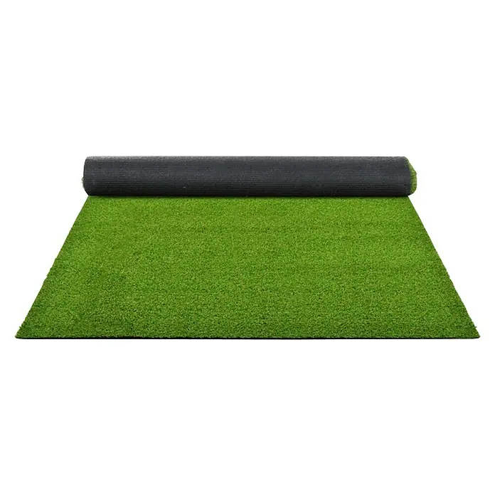 Kunstrasen Terraza - 250 x 100 cm, Grün - Ein Kunstrasen-Rollprodukt, teilweise ausgerollt, zeigt seine grüne Grasoberfläche und die schwarze Rückseite. Ideal für Gärten und Terrassen.