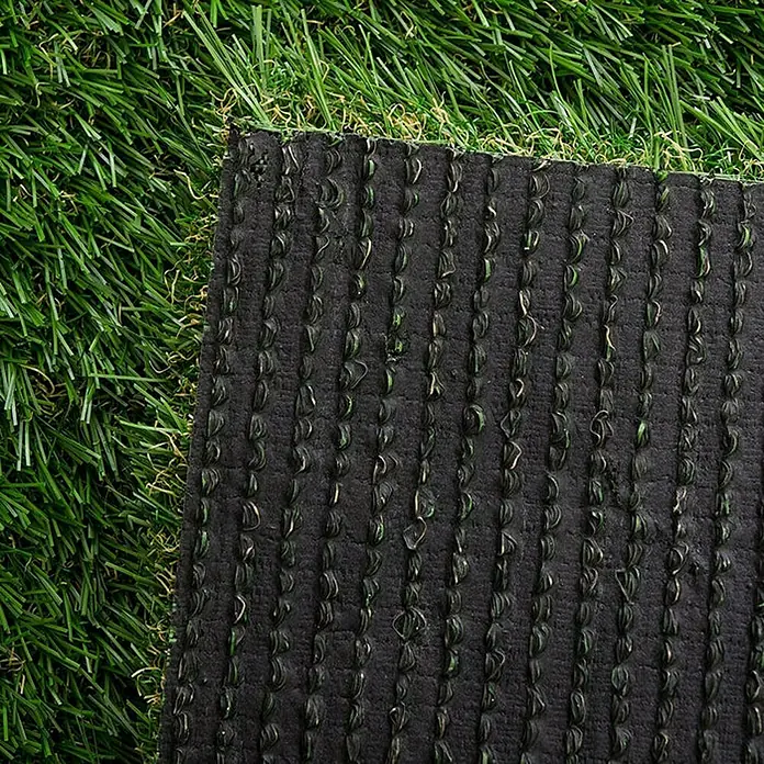 Kunstrasen Nantes - 600 x 200 cm, Grün - Detailaufnahme eines Kunstrasens mit grünen Halmen und schwarzer Unterseite. Ideal für Garten, Terrasse oder Balkon.