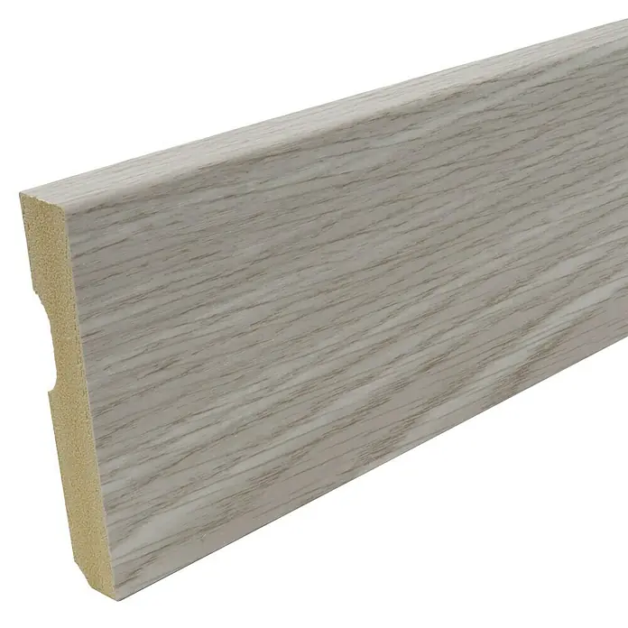 Rufete Rodapié - 2,4 m x 80 mm x 14 mm, Roble fresno gris - Primer plano de un zócalo gris claro con vetas de madera, ideal para un diseño de interiores elegante.