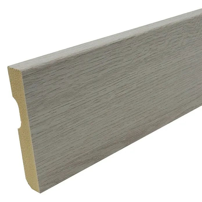 Rufete Rodapié - 2,4 m x 80 mm x 14 mm, Roble ártico - Primer plano de un zócalo de madera gris con veta, ideal para acabados de suelo y diseño de interiores.