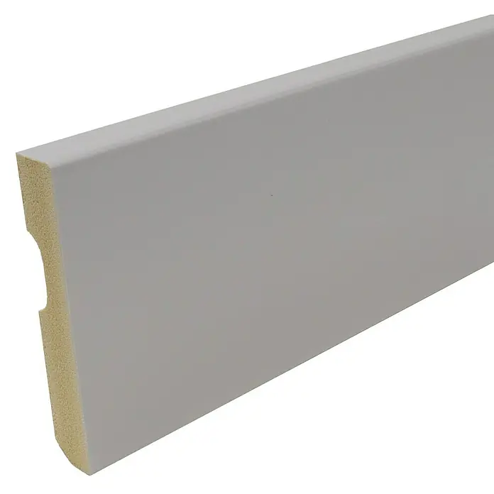 Rufete Rodapié - 2,4 m x 80 mm x 14 mm, Aluminio - Primer plano de un zócalo blanco con la parte superior redondeada, perfecto para diseños de interiores modernos.