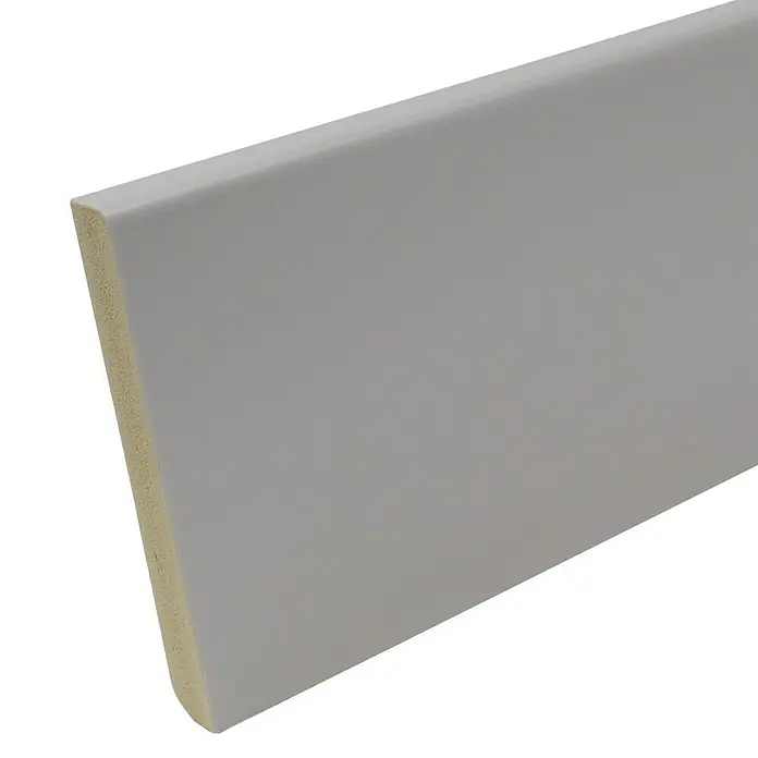 Rufete Rodapié - 2,4 m x 90 mm x 12 mm, Efecto cemento - Primer plano de un zócalo gris, perfecto para añadir un toque de estilo a cualquier interior. Proporciona una transición limpia entre pared y suelo.