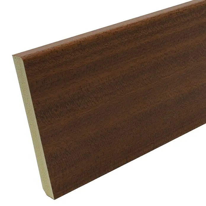 Rufete Rodapié - 2,4 m x 90 mm x 12 mm, Sapelly - Primer plano de un rodapié marrón con textura de veta de madera y borde redondeado para interiores.