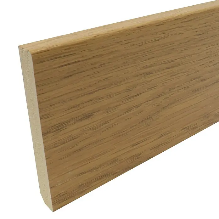 Rufete Rodapié - 2,4 m x 90 mm x 12 mm, Roble medio - Primer plano de un rodapié de madera marrón claro, que muestra la veta de la madera y los bordes redondeados, perfecto para cualquier habitación.