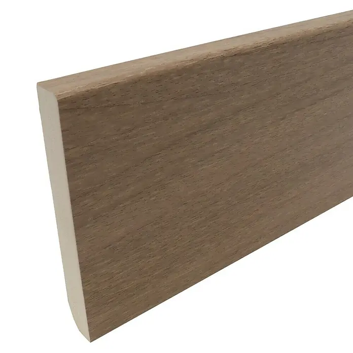 Rufete Rodapié - 2,4 m x 90 mm x 12 mm, Nogal - Detalle de un zócalo marrón con bordes redondeados, ideal para un diseño interior elegante y para cubrir los acabados de la pared con estilo.