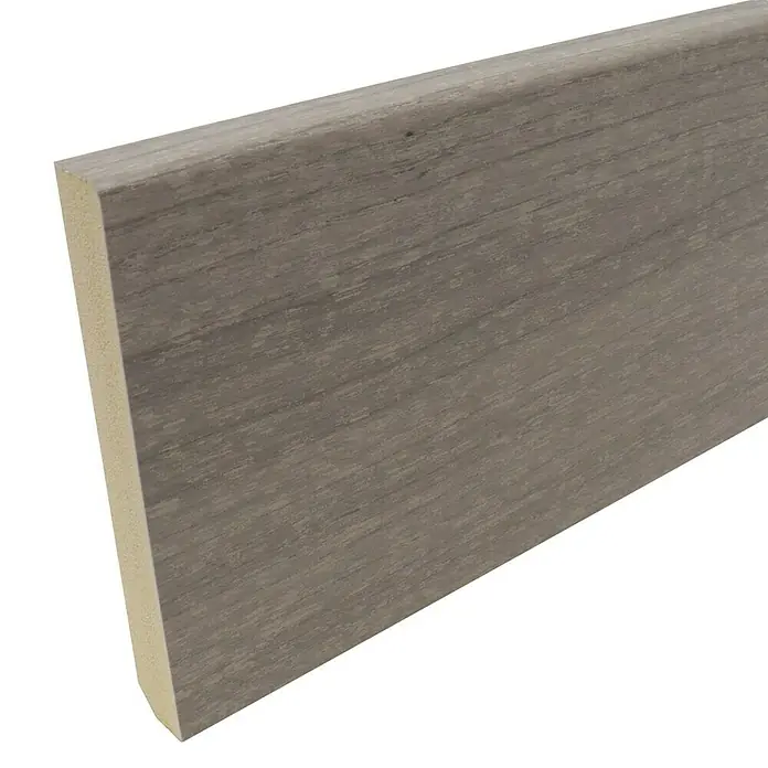 Rufete Rodapié - 2,4 m x 90 mm x 12 mm, Roble antracita claro - Primer plano de un zócalo de madera con aspecto de madera gris. Ideal para interiorismo y renovación.