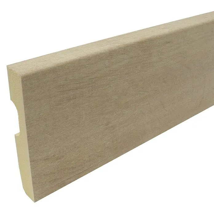 Rufete Rodapié - 2,4 m x 80 mm x 14 mm, Beige oscuro - Vista detallada de un zócalo de madera clara con una ranura, diseñado para un acabado limpio y profesional en la pared.