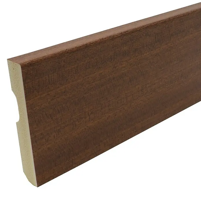 Rufete Rodapié - 2,4 m x 80 mm x 14 mm, Sapelly - Primer plano de un rodapié marrón con una textura de veta de madera distintiva y una parte posterior empotrada.