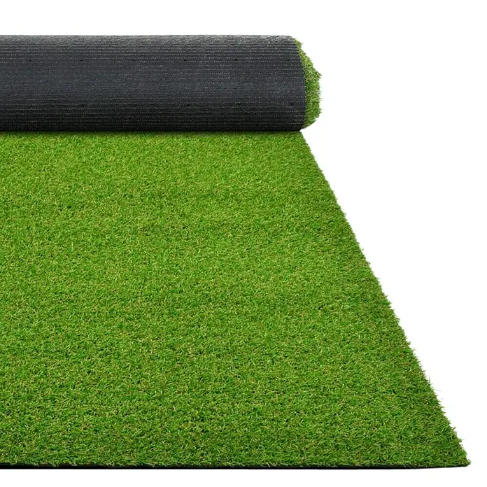 Kunstrasen Terraza - 250 x 100 cm, Grün - Ein aufgerolltes Stück Kunstrasen, das seine grüne Textur und die schwarze Unterseite zeigt. Der Kunstrasen wirkt realistisch und hochwertig.