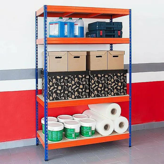 Floordirekt Schwerlastregal - H x B x T: 200 x 150 x 60 cm, Traglast pro Boden: 400 kg, Anzahl Böden: 4 Stk., Stecken, Blau/Orange - Lagerregal mit fünf Ebenen, beladen mit Behältern, Kartons und Rollen. Das Regal hat blaue Ständer und orangefarbene Regalböden.