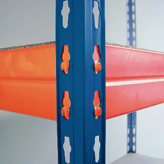 Floordirekt Schwerlastregal - H x B x T: 200 x 150 x 60 cm, Traglast pro Boden: 400 kg, Anzahl Böden: 4 Stk., Stecken, Blau/Orange - Nahaufnahme eines blauen Lagerregals mit orangefarbenen Regalböden, das ein effizientes und modulares Lagersystem darstellt.
