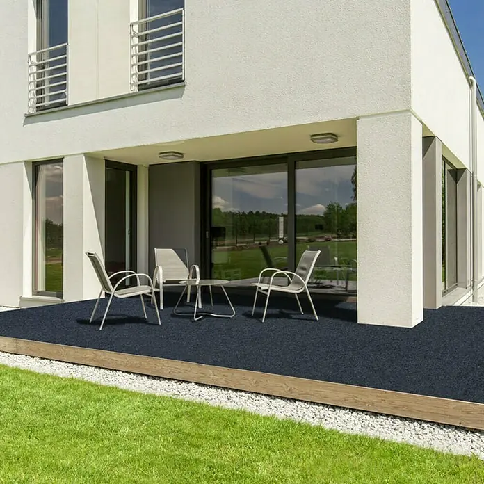Rasenteppich Farbwunder - 1.800 x 200 cm, Schwarz, Mit Drainagenoppen - Ein moderner Außenbereich mit dunklem Teppichboden, der eine stilvolle und komfortable Terrasse schafft.
