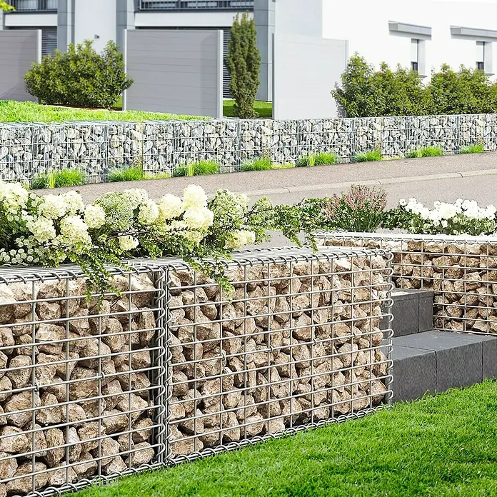 Floordirekt Gabione Lenox - 30 x 100 x 50 cm, Stahl, Maschenbreite: 10 cm, Maschenhöhe: 5 cm - Gabionenmauer mit Steinfüllung und üppiger Bepflanzung, ideal für Garten- und Landschaftsgestaltung als Sichtschutz oder dekoratives Element.