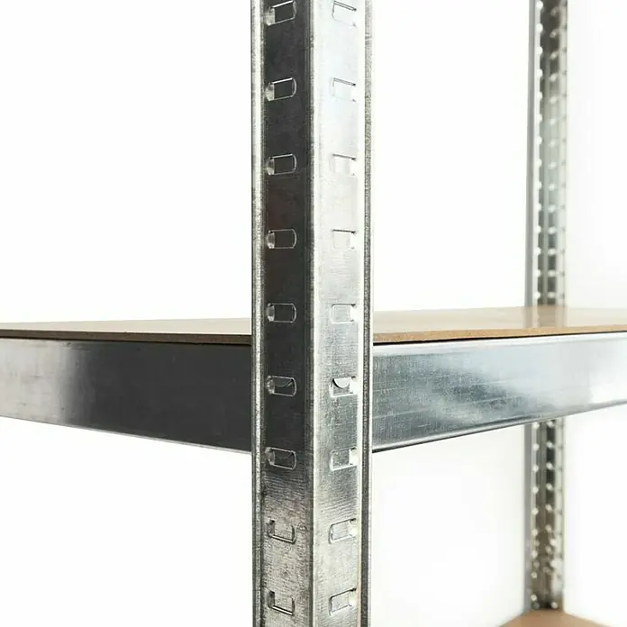 Floordirekt Schwerlastregal - H x B x T: 180 x 90 x 45 cm, Traglast pro Boden: 175 kg, Anzahl Böden: 5 Stk., Stecken, Silber - Nahaufnahme eines Schwerlastregals mit verzinkten Metallelementen und einer braunen Ablagefläche. Ideal für Lagerung.