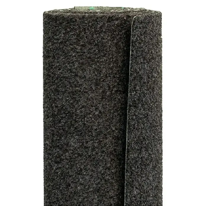 Rasenteppich Farbwunder - 1.800 x 200 cm, Schwarz, Mit Drainagenoppen - Nahaufnahme einer Rolle dunklen Teppichs. Die Textur des Teppichs ist deutlich erkennbar, was die Qualität des Materials hervorhebt.