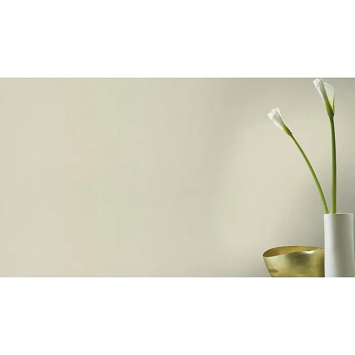 Rasch Vliestapete - Hellgrau, Uni, 10,05 x 0,53 m, Matt, Feine Struktur - Elegante Zimmerdekoration mit weißen Calla-Lilien in einer schlanken Vase und einer goldenen Schale, die stilvolle Akzente setzen.