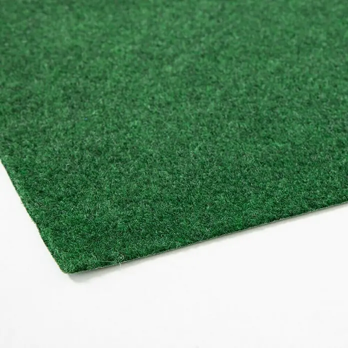 Rasenteppich Farbwunder - 300 x 200 cm, Grün, Mit Drainagenoppen - Nahaufnahme eines Stücks Kunstrasen, ideal für den Garten oder als dekoratives Element im Innenbereich.