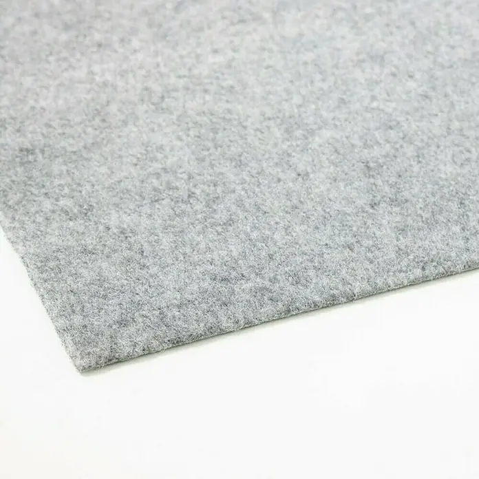 Rasenteppich Farbwunder - 1.800 x 200 cm, Grau, Mit Drainagenoppen - Nahaufnahme von grauem Filzstoff, ideal für Bastelarbeiten und Polsterprojekte. Das vielseitige Material bietet eine weiche Textur und robuste Haltbarkeit.