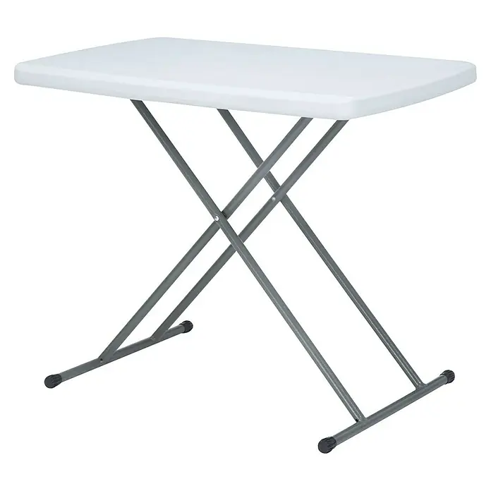 Floordirekt Balkontisch Nara - L x B x H: 75,5 x 49 x 76 cm, Kunststoff, Rechteckig, Weiß - Ein weißer Klapptisch mit einem grauen Metallgestell steht vor einem schwarzen Hintergrund. Er ist leicht und einfach zu verstauen.