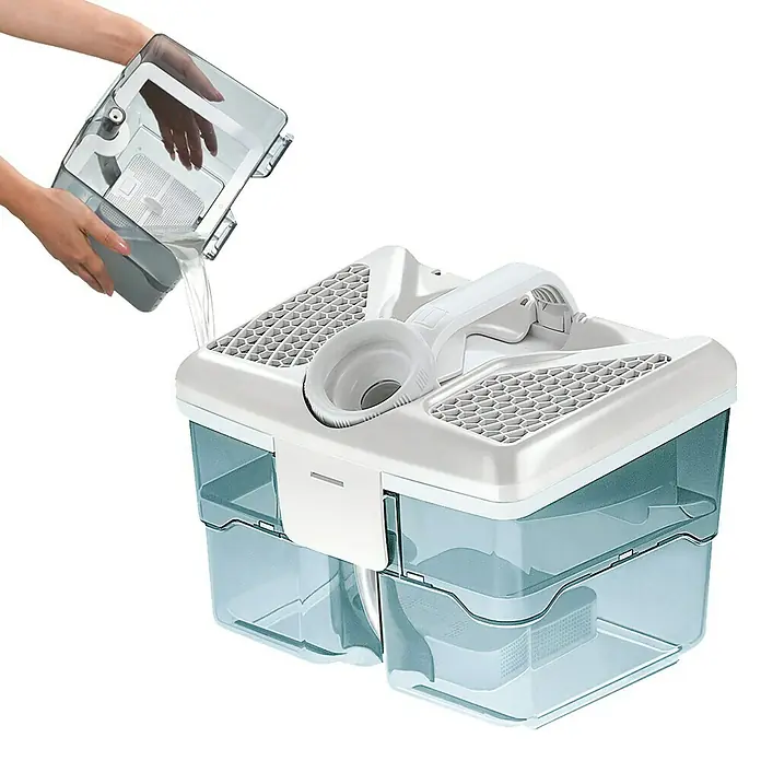 Thomas Staubsauger Cycloon Hybrid Family & Pets - 1.400 W, Behältervolumen: 2,1 l, Beutellos - Eine Person füllt Wasser in einen tragbaren, transparenten Waschtank mit weißem Deckel. Ideal für die Reinigung kleinerer Flächen.