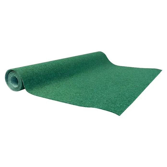 Rasenteppich Farbwunder - 300 x 200 cm, Grün, Mit Drainagenoppen - Eine Rolle Kunstrasen, die sich teilweise abgerollt präsentiert. Der grüne Teppich ahmt natürliches Gras nach.