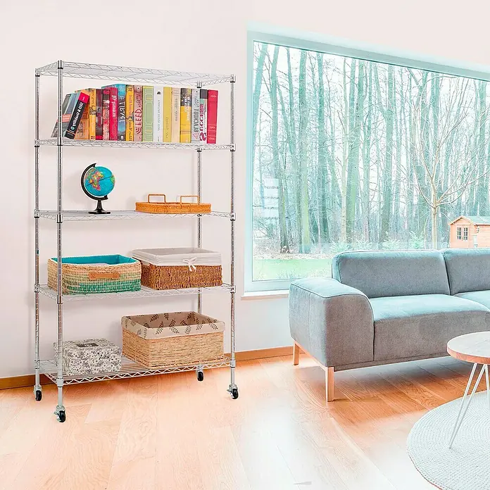 Floordirekt Gitterregal Maya - H x B x T: 150 x 34 x 89 cm, Traglast pro Boden: 24 kg, Anzahl Böden: 5 Stk., Stecken, Chrom - Ein verchromtes Regal mit fünf Ebenen und Rollen, das mit Büchern, Körben und einem Globus dekoriert ist. Praktische Aufbewahrungslösung!