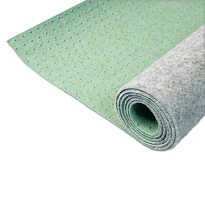 Rasenteppich Farbwunder - 1.800 x 200 cm, Grau, Mit Drainagenoppen - Hier ist eine Nahaufnahme einer Rollenware mit einer grünen Noppenoberfläche und einer grauen, gerollten Unterseite.