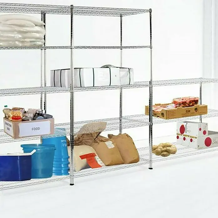 Floordirekt Gitterregal Everest - H x B x T: 160 x 60 x 90 cm, Traglast pro Boden: 70 kg, Anzahl Böden: 4 Stk., Stecken, Chrom - Ein Blick auf ein gut sortiertes, verchromtes Drahtregalsystem mit verschiedenen Lebensmitteln, das eine optimale Lagerungslösung bietet.