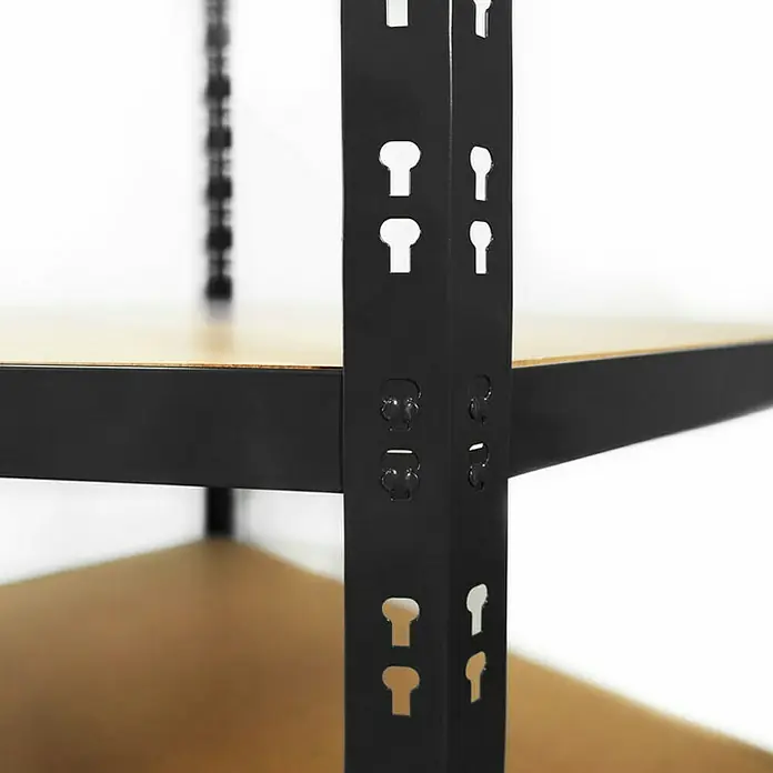 Floordirekt Eckregal - H x B x T: 180 x 90 x 42 cm, Traglast pro Boden: 175 kg, Anzahl Böden: 5 Stk., Stecken, Schwarz - Nahaufnahme eines schwarzen Lagerregals mit hölzernen Regalböden und Metallelementen, ideal für die Organisation von Lagerflächen.