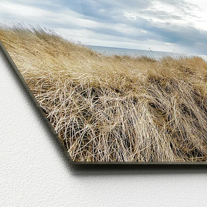 ProArt Glasbild - Ocean View III, B x H: 80 x 30 cm - Nahaufnahme eines Acrylglasbildes mit Blick auf eine Küstenlandschaft mit Dünengras unter bewölktem Himmel.