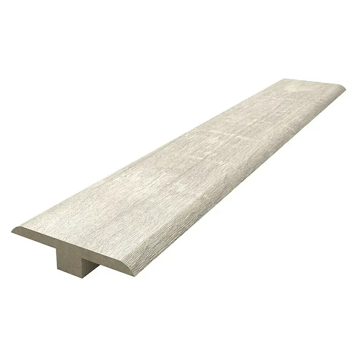 Perfil de juntas de dilatación Roble Titanio - 2,44 m x 48 mm x 10 mm, Pegado - La imagen muestra un perfil de transición en forma de T hecho de madera clara, utilizado en suelos para crear transiciones entre diferentes áreas.