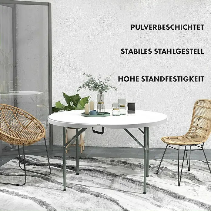 Floordirekt Gartentisch rund Shiga - Ø x H: 120 x 74 cm, Kunststoff, Rund, Weiß - Runder, weißer Esstisch mit robustem Stahlgestell und zwei Rattanstühlen auf einem gemusterten Teppich.