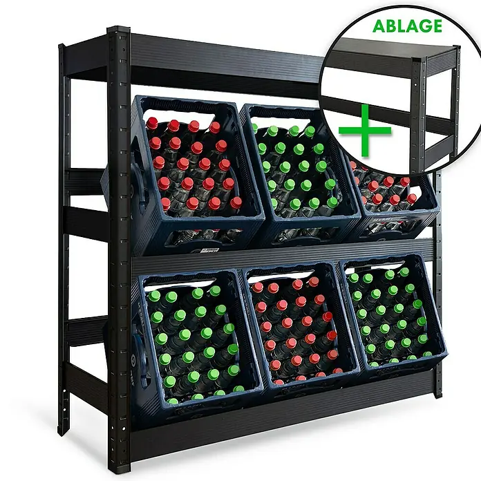 Floordirekt Getränkekistenregal Osaka - H x B x T: 110 x 110 x 30 cm, Traglast pro Boden: 100 kg, Anzahl Böden: 3 Stk., Stecken, Schwarz - Das Bild zeigt ein schwarzes Lagerregal mit blauen Getränkekisten, gefüllt mit Flaschen mit roten und grünen Verschlüssen, plus ein weiteres Regal.