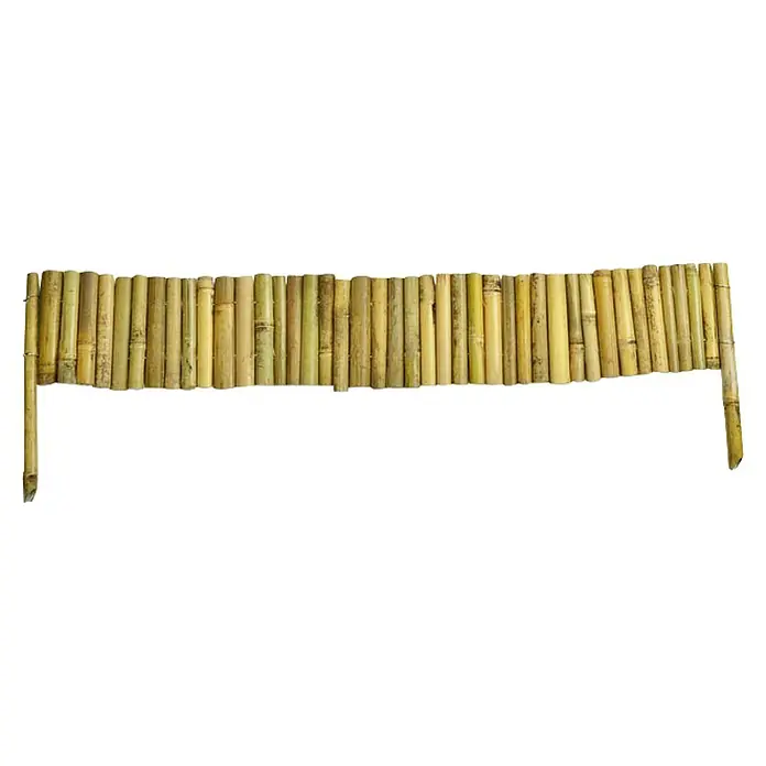 Floordirekt Beeteinfassung - 100 x 20 cm, Bambus - Nahaufnahme eines dekorativen Bambuszauns. Er ist handgefertigt und sorgt für einen natürlichen Look.