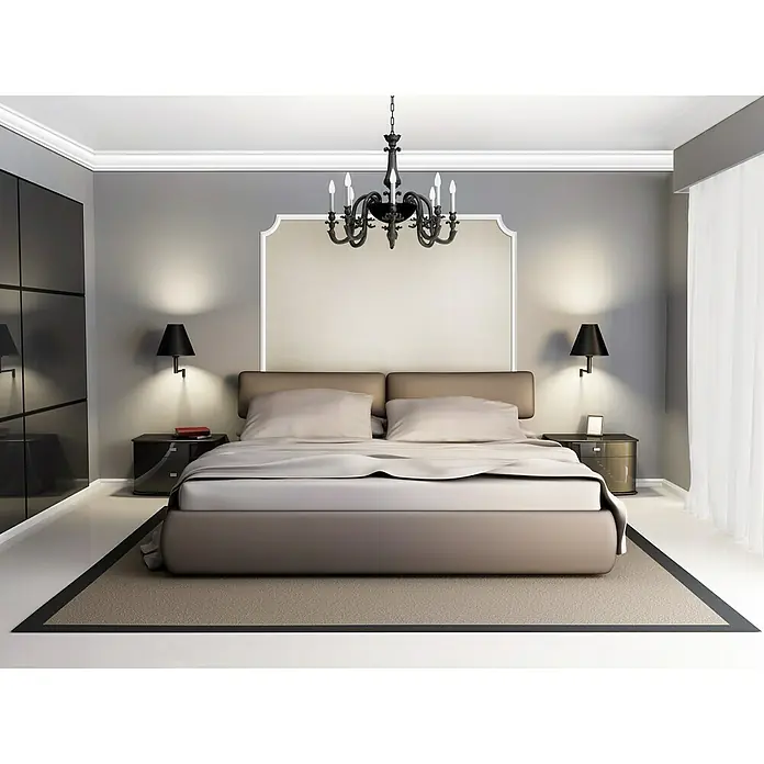 Zierprofil Modern E 36 - 2 m x 40 mm x 40 mm, XPS-Hartschaumplatten - Schlafzimmer mit Bett: Ein elegant eingerichtetes Schlafzimmer mit einem großen Bett und einem Kronleuchter als Blickfang.