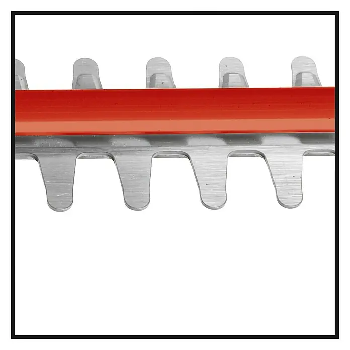 Einhell Power X-Change 18V Akku-Heckenschere GC-CH 1846 Li-Solo - 18 V, Ohne Akku, Schnittlänge: 46 cm - Nahaufnahme der Klingen einer Heckenschere mit scharfen, gezackten Kanten und einem orangefarbenen Balken.