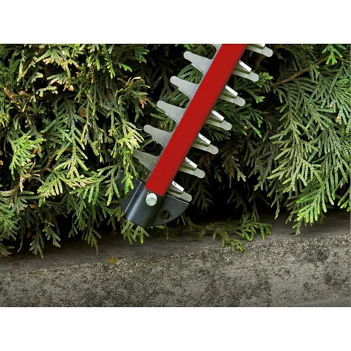 Einhell Power X-Change 18V Akku-Heckenschere GC-CH 1846 Li-Solo - 18 V, Ohne Akku, Schnittlänge: 46 cm - Nahaufnahme einer Heckenschere beim Schneiden einer grünen Hecke, wobei der Fokus auf den scharfen Klingen und dem sauberen Schnitt liegt.