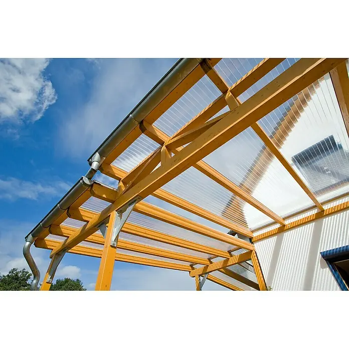 PLEXIGLAS® Acrylglas-Stegplatte Resist AAA SDP 16-64 - 2.000 x 980 x 16 mm, Acrylglas (PMMA), Transparent - Hölzerne Terrassenüberdachung mit durchsichtigen Paneelen und Dachrinne vor blauem Himmel.