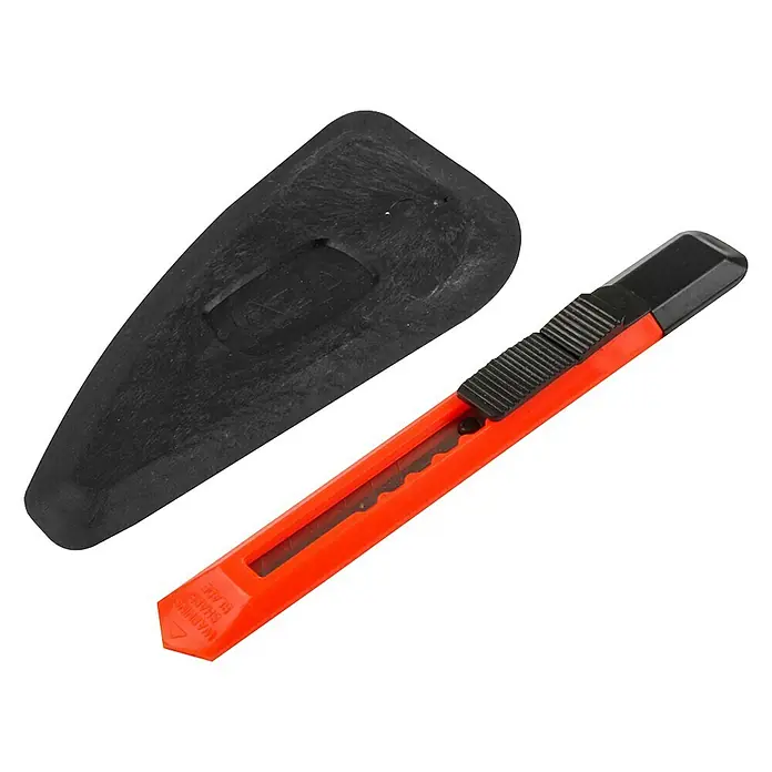 Formula Tönungsfolie Super Kombi 5% - Geeignet für: Heck-/Seitenscheiben, Schwarz, L x B: 0,51 x 2,5 m - Oranges Teppichmesser und schwarze Klingenschutzhülle. Das Werkzeug ist scharf und bereit für Schneidearbeiten.