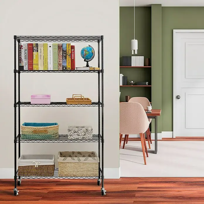 Floordirekt Gitterregal Maya - H x B x T: 150 x 34 x 89 cm, Traglast pro Boden: 24 kg, Anzahl Böden: 5 Stk., Stecken, Schwarz - Abgebildet ist ein schwarzes Metallregal mit fünf Ablagen auf Rädern, das Bücher und dekorative Behälter enthält.