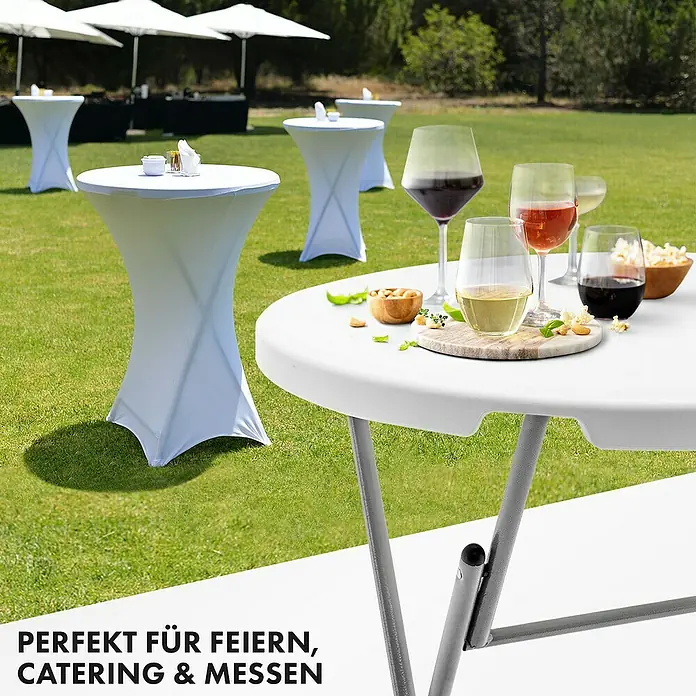 Floordirekt Garten-Stehtisch rund Nagano - Ø x H: 80 x 110 cm, Kunststoff, Rund, Weiß - Gartenparty-Szene mit Fokus auf einem runden, weißen Klapptisch, ideal für Feiern, Catering und Messen im Freien.