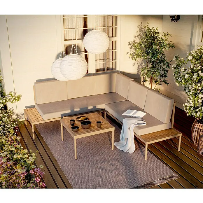 SENSUM Loungemöbel-Set Ankarsvik - 3 -tlg., Aluminium, Teak, Sandbraun - Eine entspannende Außensitzgruppe mit einem bequemen Ecksofa, einem Couchtisch und Papierlaternen für eine stimmungsvolle Atmosphäre.