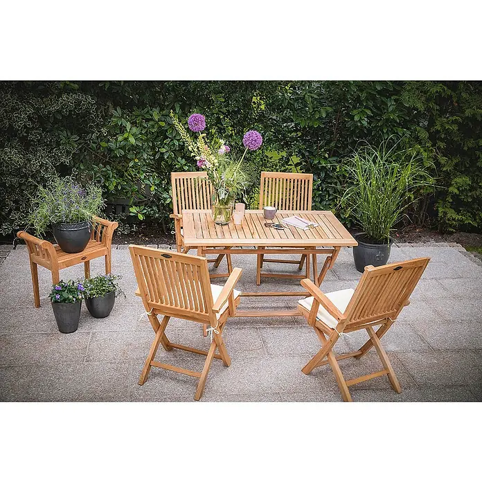 Kai Wiechmann Sitzauflage - Klappstuhl, L x B x H: 35 x 40 x 4 cm, Polyacryl, Bordeauxrot - Gartenmöbelset aus Holz mit Tisch, Stühlen und Pflanzen in Töpfen auf einer gepflasterten Terrasse. Ideal für entspannte Stunden im Freien.