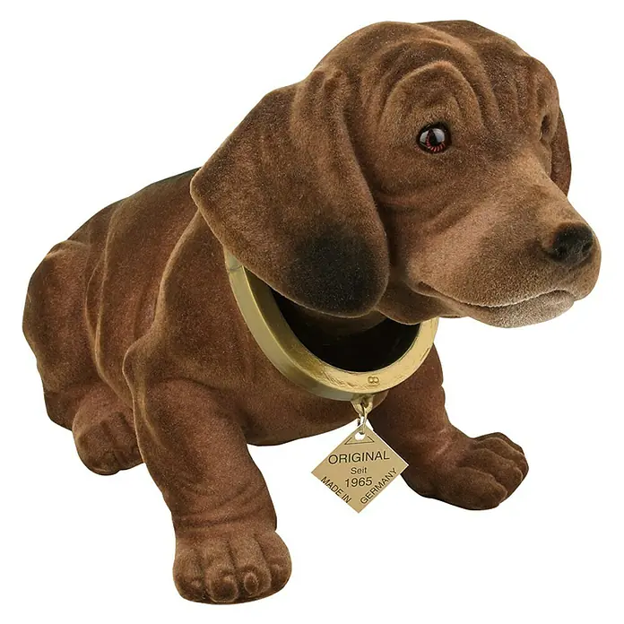Eufab Wackeldackel - Länge: 30 cm - Detailaufnahme einer braunen Dackel-Dekofigur mit Halsband und Anhänger, die das Herstellungsjahr 1965 und "Original" kennzeichnet.