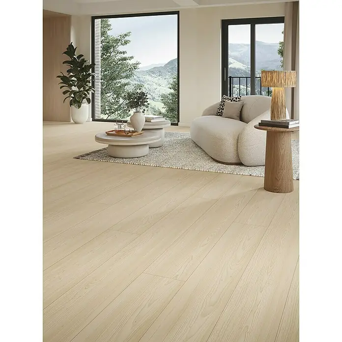 Parador Designboden Modular One - Lärche Apollo, Landhausdiele, 2.200 x 235 x 8 mm - Elegantes Wohnzimmer mit hellem Holzboden, der Wärme und Stil verleiht. Einladende Atmosphäre mit moderner Einrichtung und natürlichem Licht.
