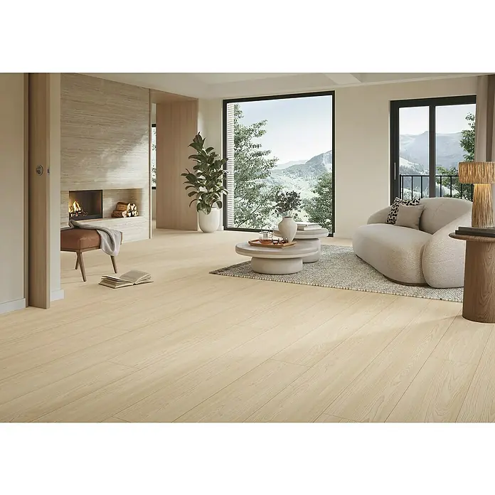 Parador Designboden Modular One - Lärche Apollo, Landhausdiele, 2.200 x 235 x 8 mm - Elegantes Wohnzimmer mit hellem Holzboden, modernem Sofa und Kamin. Die großen Fenster bieten einen atemberaubenden Blick auf die Natur.