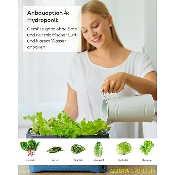 Gusta Garden Anzucht-Set Stadtkräutergarten Set - 6 -tlg., Dunkelgrau - Hydroponischer Anbau von Gemüse mit dem GUSTA GARDEN System. Eine Frau gießt Salat, umgeben von Mangold, Spinat und anderen Gemüsesorten.
