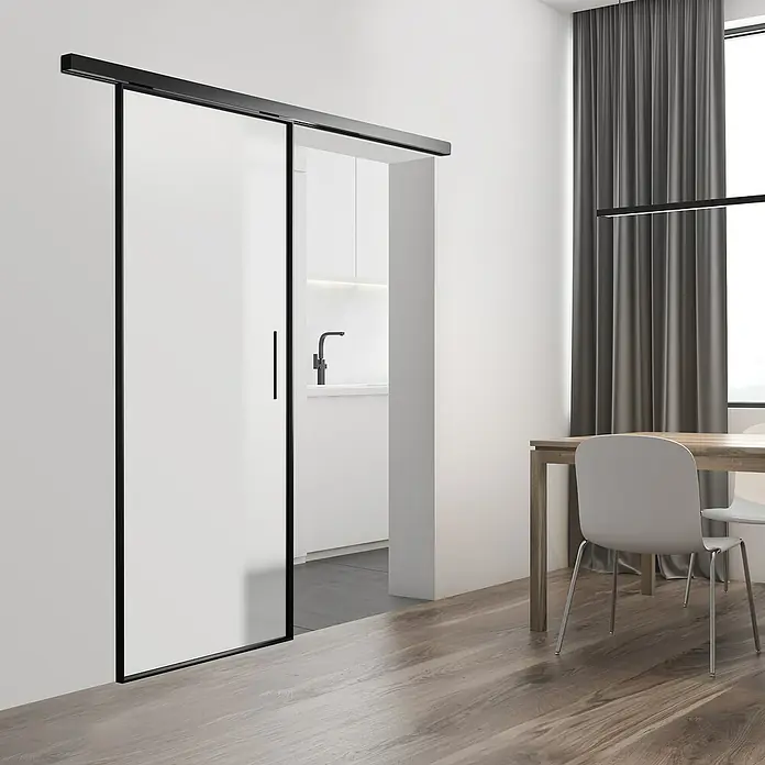 Diamond Doors Black Edition Schiebetür-Komplettset Jubidoor Loftline Black - 935 x 2.058 mm, Einscheibensicherheitsglas (ESG) - Schiebetür mit schwarzem Rahmen und satiniertem Glas trennt elegant Küche und Essbereich, mit einem Holztisch und Stühlen im Vordergrund.