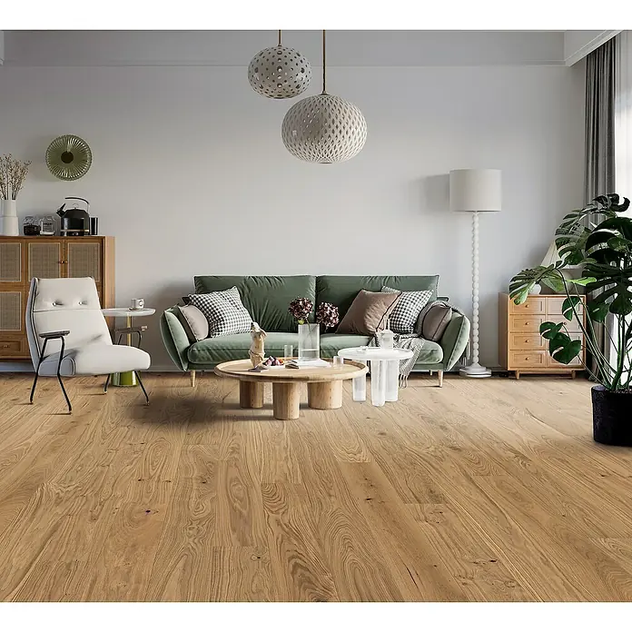 Living by Haro Parkett - Eiche pur gebürstet Naturöl, Landhausdiele, 2.200 x 180 x 11 mm - Eine gemütliche Wohnzimmereinrichtung mit Holzboden, einem grünen Sofa und stilvollen Lampen, die eine warme Atmosphäre schaffen.